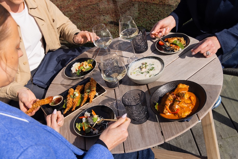 Gasten genieten van sharing gerechten